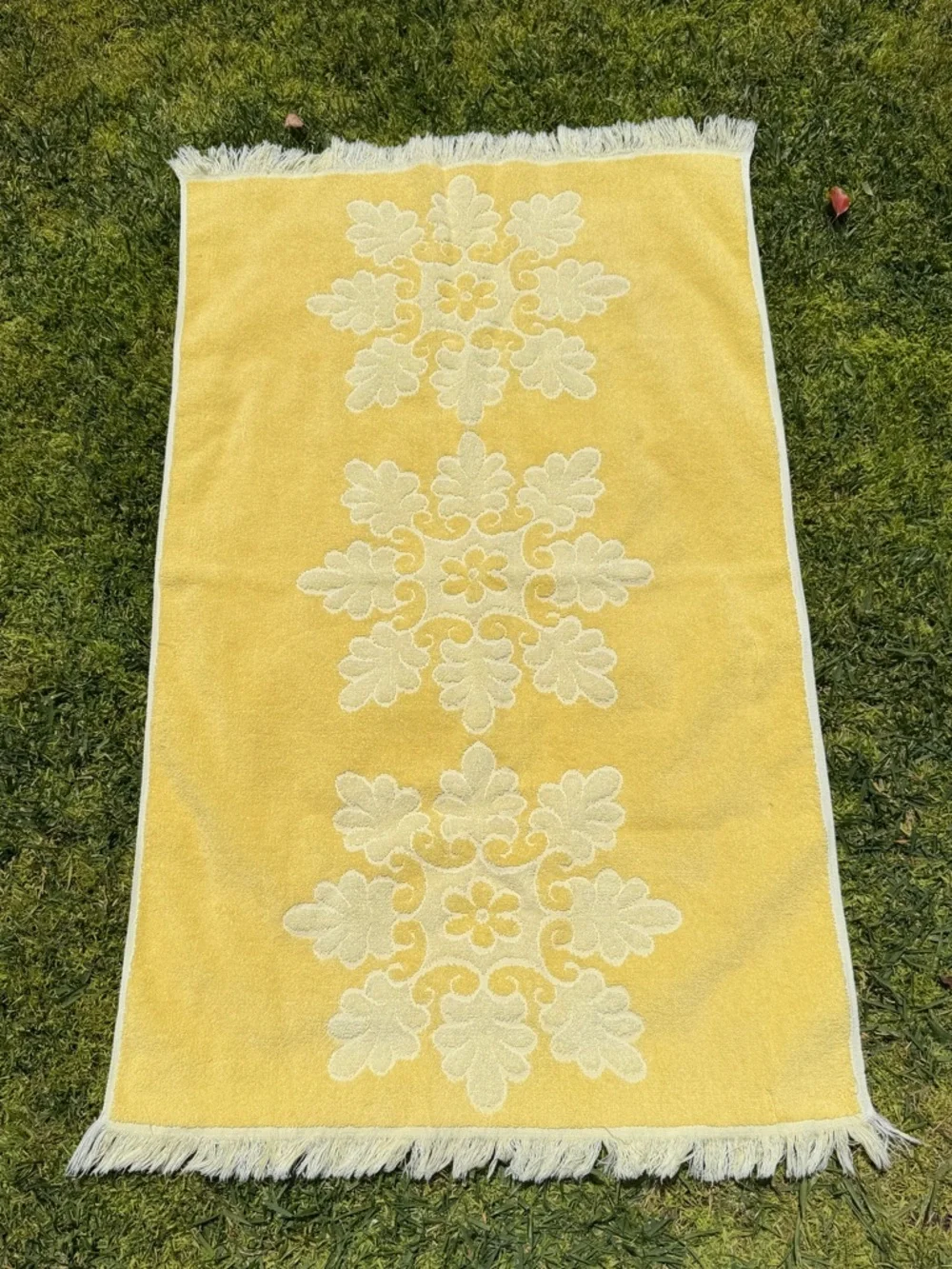 VTG Cannon Royal Family Yellow Snowflake Sculpted Bath Towel Fringe 24x41 GUC